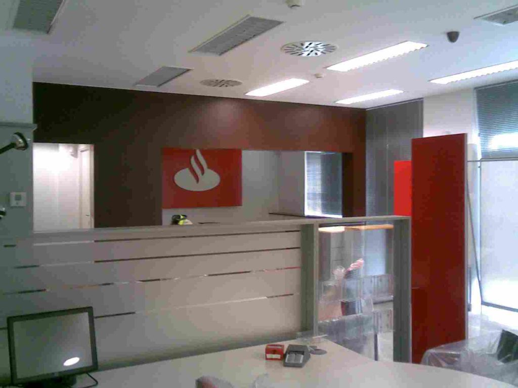 Instalación eléctrica en oficina de Banco Santander.